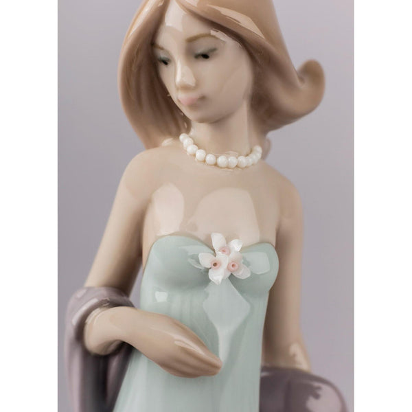Load image into Gallery viewer, Lladro Ingenue Woman Figurine
