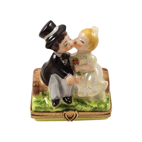 Load image into Gallery viewer, Rochard "Kissing Couple on Bench" Limoges Box