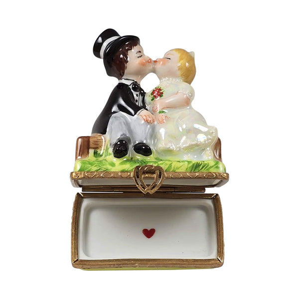 Load image into Gallery viewer, Rochard "Kissing Couple on Bench" Limoges Box