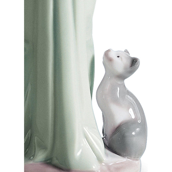 Load image into Gallery viewer, Lladro Don't Forget Me Girl Figurine