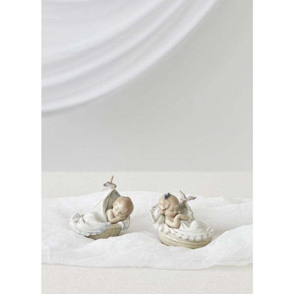 Load image into Gallery viewer, Lladro Comforting Dreams Girl Figurine