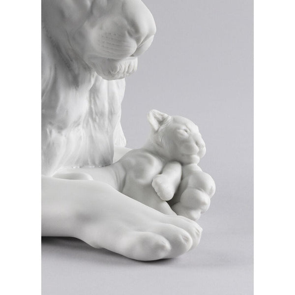 Load image into Gallery viewer, Lladro Lion with Cub Figurine
