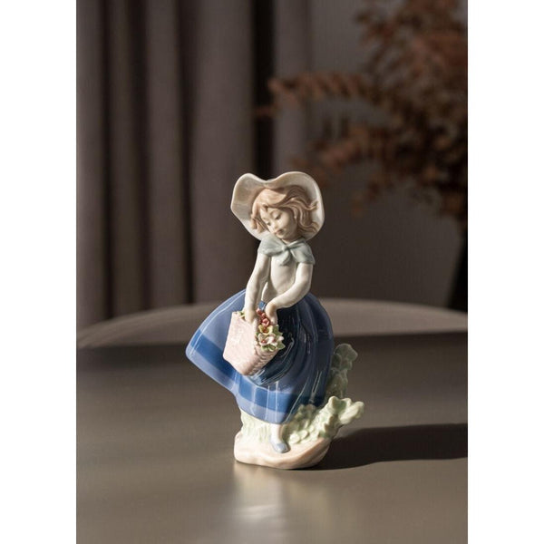 Load image into Gallery viewer, Lladro Pretty Pickings Girl Figurine
