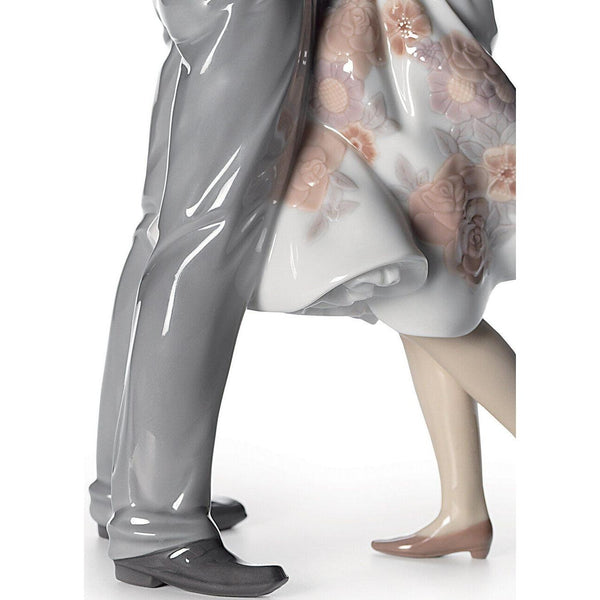 Load image into Gallery viewer, Lladro Happy Encounter Couple Figurine
