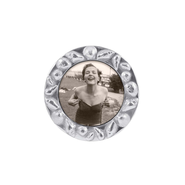 Load image into Gallery viewer, Mariposa Round Seashell Border 4x4 Frame
