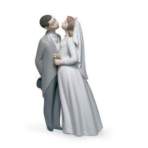 Lladro A Kiss To Remember Couple Figurine