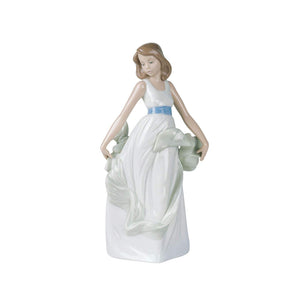 Lladro NAO Walking On Air - Figurine