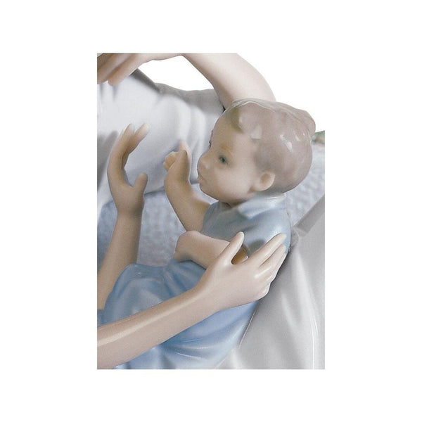 Load image into Gallery viewer, Lladro A Priceless Moment Couple Figurine
