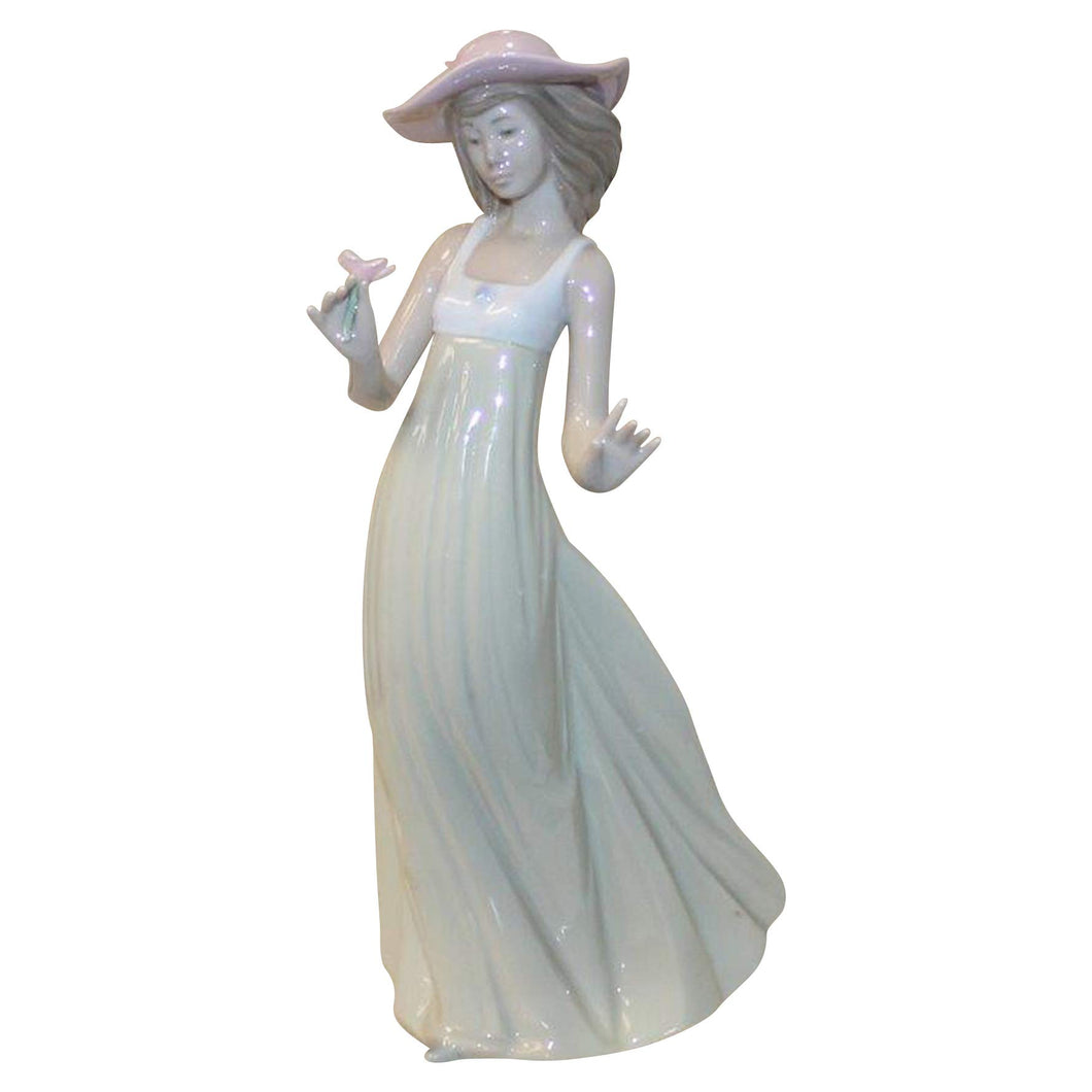 Lladro NAO Gentle Breeze - Figurine