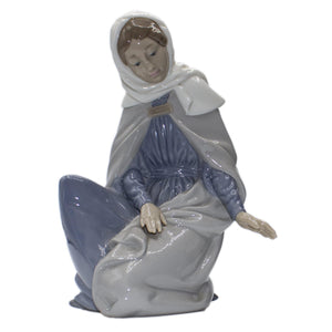 Lladro NAO Virgin Mary - Figurine