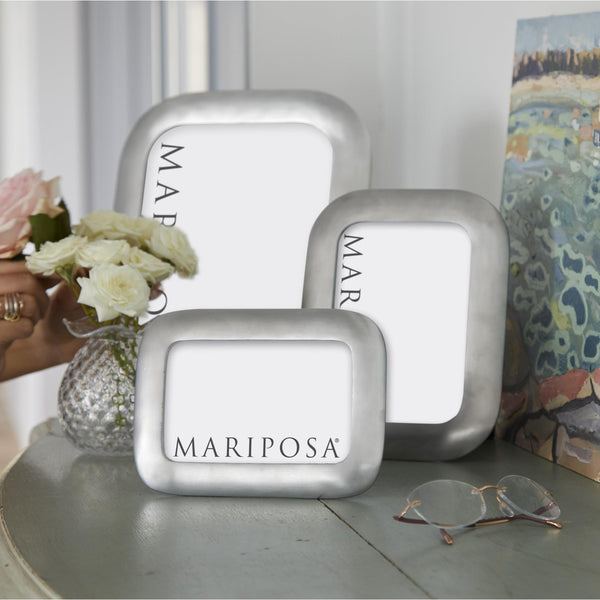 Load image into Gallery viewer, Mariposa Round Edge 8x10 Frame
