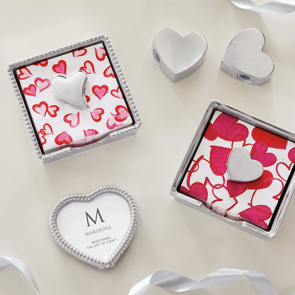 Load image into Gallery viewer, Mariposa Classic Heart Salt and Pepper Shaker Set
