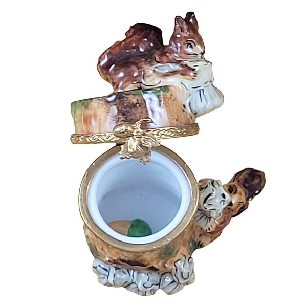 Load image into Gallery viewer, Rochard &quot;Two Squirrels on Tree Trunk with Removable Acorn&quot; Limoges Box
