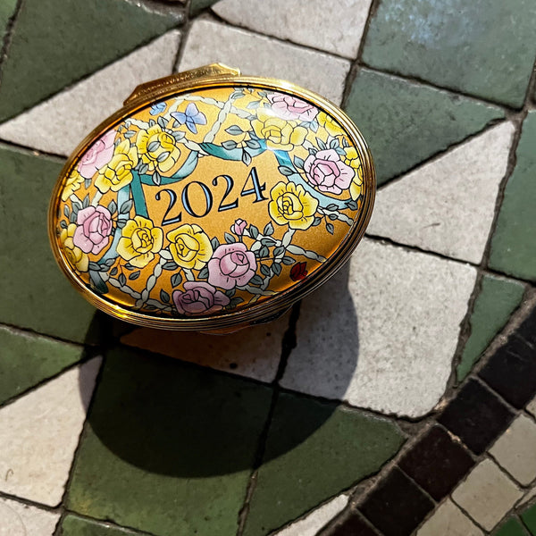Load image into Gallery viewer, Halcyon Days &quot;2024 Annual - A Year to Remember&quot; Enamel Box
