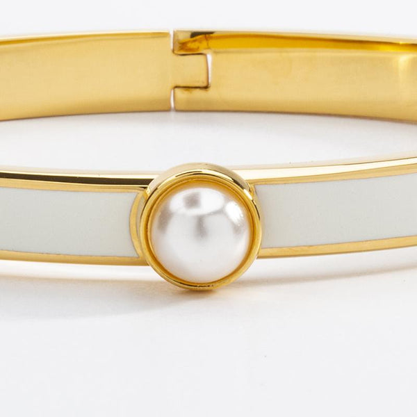 Load image into Gallery viewer, Halcyon Days &quot;Skinny Cabochon Pearl Cream &amp; Gold&quot; Bangle

