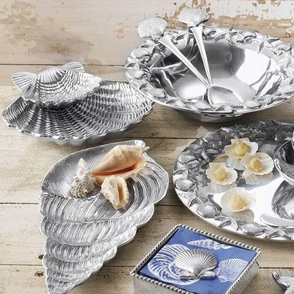 Load image into Gallery viewer, Mariposa Scallop Shell 2-Piece Chip &amp; Dip Set
